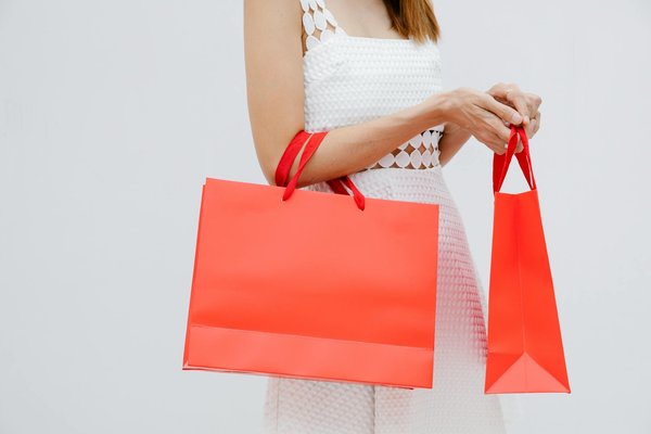 Ultimate Guide: Selecting the Ideal Trousers for Comfortable Long-Haul Flights from the UK